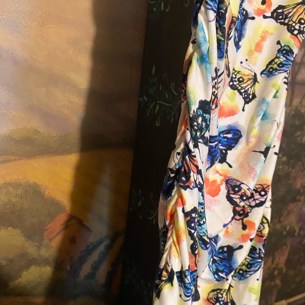 Butterfly pattern ruched side body con midi dress - Picture 8 of 9